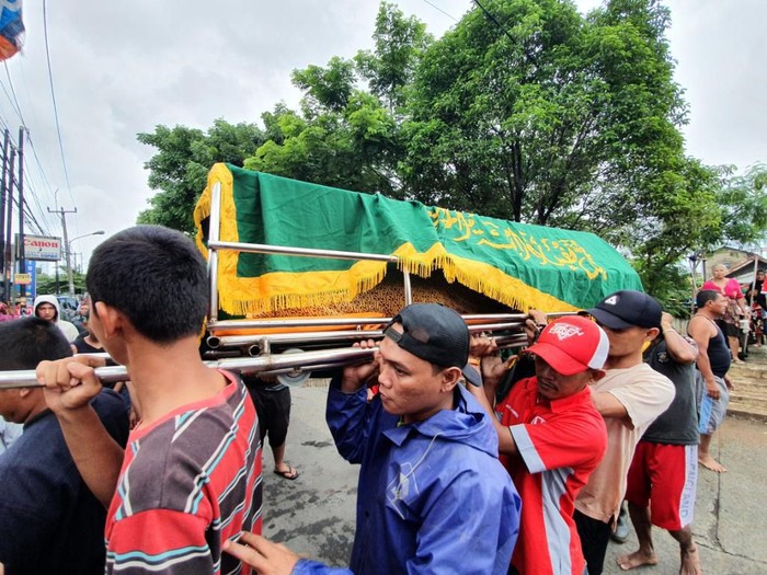 Warga Banjir Tewas Tersengat Listrik saat Banjir