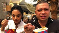 Rice bowl racikan Dapur Asix pun jadi menu pilihan Raul dan KD untuk mengisi perut. Hmm ayam sambal ijo Dapur Asix pedas ueeenaak rek, tulis Raul pada unggahan fotonya. Foto: Instagram @raullemos06