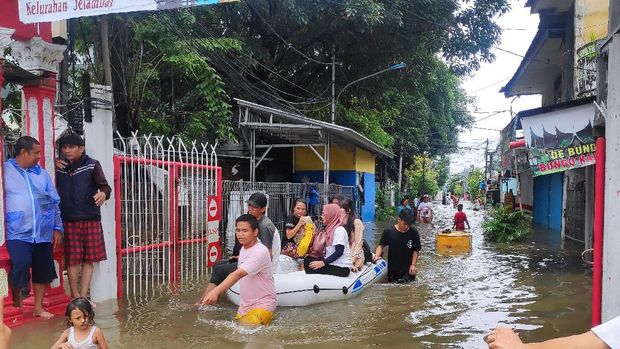 14 RT di Jelambar Terendam Banjir 70 Cm, 3 Unit Pompa Dikerahkan