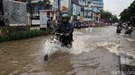 Pemotor Terobos Trotoar Imbas Banjir di Kebon Jeruk