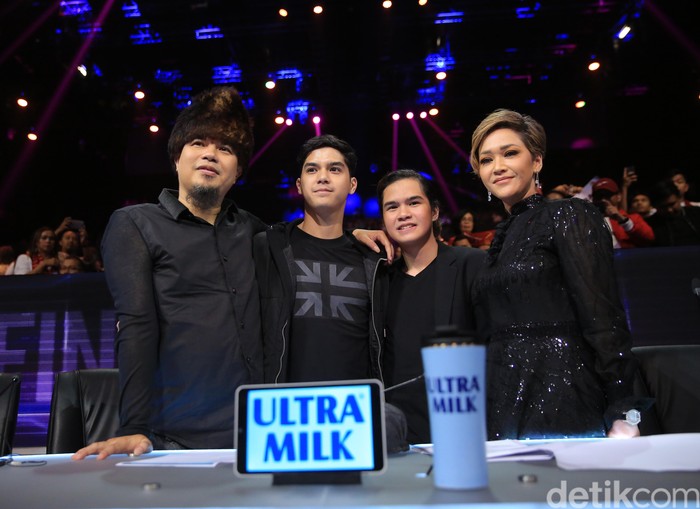 Maia Estianty dan Ahmad Dhani Sepanggung di Indonesian Idol
