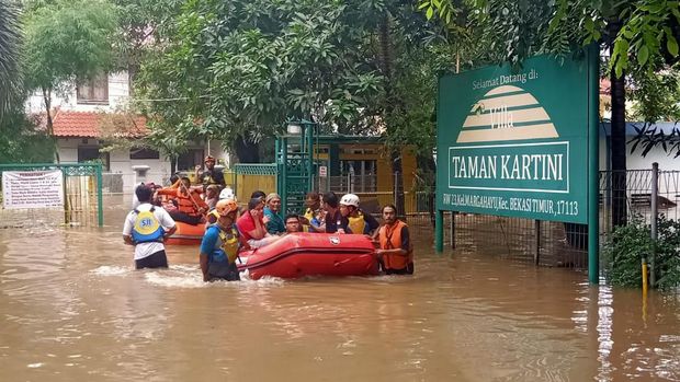 komunitas Suzuki Club Reaksi Cepat (SCRC) ikut evakuasi warga dan pasien RS di Bekasi Timur