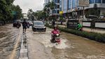 Pemotor Terobos Trotoar Imbas Banjir di Kebon Jeruk