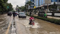 Tak hanya pengendara motor, tak sedikit pula mobil yang nekat menerobos jalan yang terendam banjir di kawasan Kebon Jeruk, Jakarta Barat tersebut.
