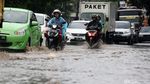 Aksi Nekat Menerobos Banjir di Jalan Siliwangi Bekasi