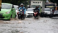 Arus lalu lintas juga merayap akibat banjir tersebut. 