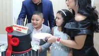 Usai meniup lilin, Raul memotong kue ulang tahun ini. Terlihat si kecil Kellen tampak sangat antusias di depan cake. Ulang tahun Raul juga dihadiri keluarga dan para sahabat. Foto: Instagram @raullemos06