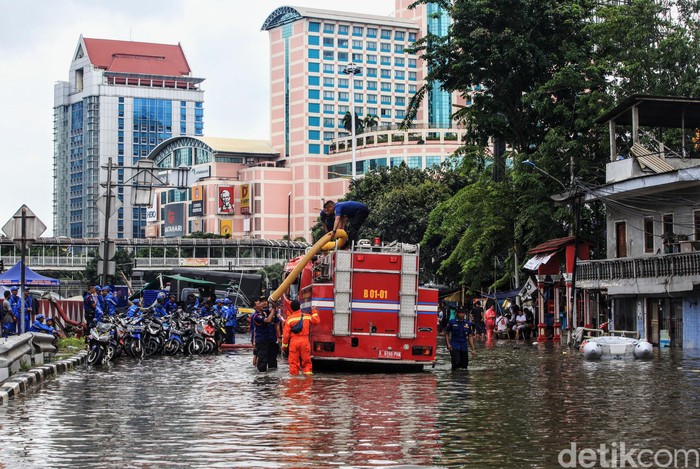 Banjir di Grogol Banjir masih menggenangi perempatan Grogol sisi jalan Satria, Latumenten, Jakarta Barat, Selasa (25/2/2020). Praktis, arus lalu lintas dari jalan Daan Mogot menuju Latumenten atau Pluit terputus. Pengendara harus memutar jauh hingga jalan S.Parman.