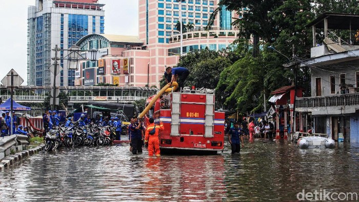 Banjir masih menggenangi perempatan Grogol sisi jalan Satria, Latumenten, Jakarta Barat, Selasa (25/2/2020). Praktis, arus lalu lintas dari jalan Daan Mogot menuju Latumenten atau Pluit terputus. Pengendara harus memutar jauh hingga jalan S.Parman.