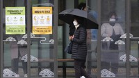 Sekitar 70 persen dari total kasus virus corona di Korsel bersumber dari dua lokasi, yakni sekte Gereja Shincheonji Yesus di Daegu dan sebuah rumah sakit bernama Daenam di Cheongdo. Dua lokasi itu ditetapkan sebagai sumber penularan kelompok atau cluster infection untuk virus corona di Korsel. AP Photo/Ahn Young-joon.
