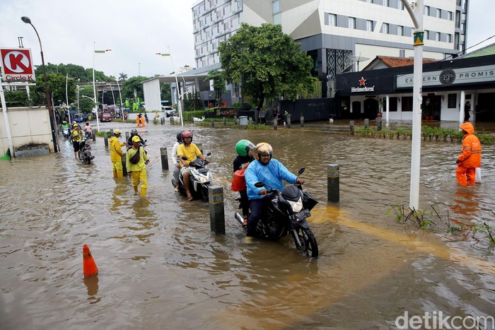 Hujan deras yang mengguyur sejak Jakarta sejak Senin (24/2) malam membuat kawasan Kemang kini terendam banjir.