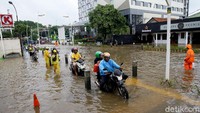 Begini suasana di Kemang Raya yang kembali terendam banjir, Selasa (25/2/2020).