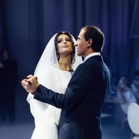 Dari foto-foto yang diunggahnya salah satunya memperlihatkan momen Oksana berdansa dengan ayahnya di hari pernikahannya dengan Sultan Muhammad V yang digelar di Rusia pada Juni 2018. Foto: Dok. Instagram