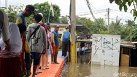 Banjir tersebut merendam kawasan Periuk, Tangerang. Aktivitas warga pun menjadi terganggu karena sejumlah jalan dan infrastruktur lainnya terendam banjir.