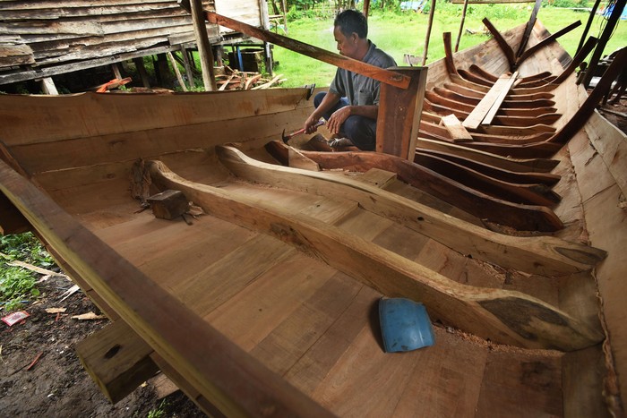 PEMBUATAN PERAHU KAYU Pekerja menyelesaikan pembuatan perahu kayu di Karangantu, Kasemen, Serang, Banten, Selasa (25/2/2020). Menurut pemilik galangan pembuatan perahu kayu ukuran sedang dengan bobot 10 GT bisa diselesaikan dua bulan dan dijual seharga Rp50 juta dan untuk ukuran 30 GT diselesaikan tiga bulan dengan harga mencapai Rp80 juta. ANTARA FOTO/Asep Fathulrahman/pd.