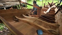 Pekerja menyelesaikan pembuatan perahu kayu di Karangantu, Kasemen, Serang, Banten, Selasa (25/2/2020).