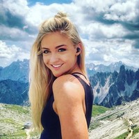 Punya wajah manis dengan tubuh seksi, Brie kerap disebut sebagai Marinir Barbie. Hal tersebut tidak dianggap pujian bagi Brie karena ia kerap dipandang sebelah mata.  Foto: Instagram