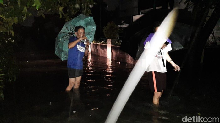 Banjir di Rawalumbu Jembatan 8 Bekasi. (Bahtiar Rifai/detikcom)