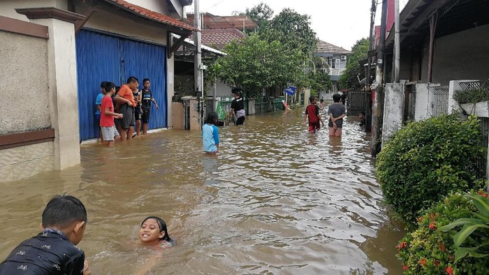Banjir Halim belum surut, jadi wahana main bocah