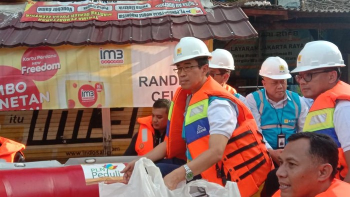 Laba Bank Mandiri Rp 7,1 Triliun

PT Bank Mandiri Tbk berhasil mencetak laba semester I 2012 sebesar Rp 7,1 triliun pada kuartal II 2012. Angka itu tumbuh 12,69% dari periode yang sama tahun sebelumnya yaitu Rp 6,3 triliun. Hal ini dikatakan Direktur Utama Bank Mandiri, Zulkifli Zaini, saat diskusi bertajuk Menjadi Lembaga Keuangan yang Selalu Progresissive dan Dihargai di ASEAN, di Grand Ballroom Hotel Intercontinental Midplaza, Senin (6/8/2012). Agung Pambudhy/Detikcom 

1. (Kika) Chief Ekonomist Destry Damayanti, Direktur Utama Bank Mandiri Zulkifli Zaini, Direktur Commercial and Business Banking Sunarso dan Vice President Coordinator Change Management Office Ventje Rahadjo saat diskusi. 
 Pertumbuhan laba Bank Mandiri tak lepas dari sokongan anak-anak perusahaannya, seperti Bank Syariah Mandiri, Aksa Mandiri, dan Tunas Mandiri. 
2.  Total laba anak perusahaan membaik, mencapai Rp 936 miliar atau hampir Rp 1 triliun. Pertumbuhan laba hanya dari anak perusahaan mencapai 36,5 persen year on year
3. Laba perseroan juga didorong kinerja positif dalam penyaluran kredit. Bank Mandiri mencatat pertumbuhan kredit sebesar 26,6 persen menjadi Rp 350,4 triliun pada kuartal II 2012.