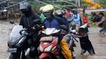Mobil Mogok Akibat Terobos Banjir di Kolong Tol JORR Kalimalang