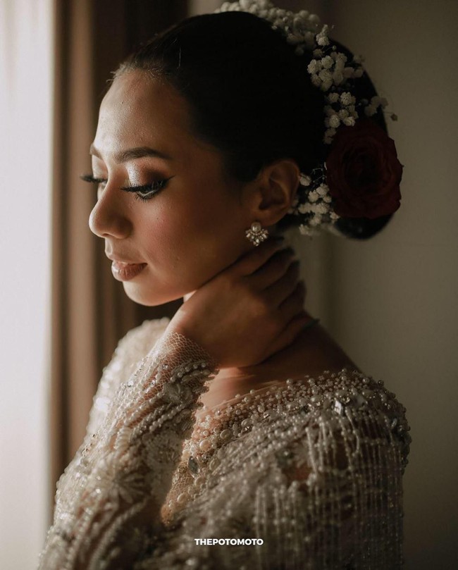 Banyak orang memuji jika makeup Abel membuatnya terlihat manglingi atau bikin pangling di hari pernikahan. Tapi Abel sendiri mengaku jika ia tidak mementingkan hal tersebut karena ingin tampil seperti yang biasa dilihat oleh sang suami. Foto: Instagram @abellyc, @thepotomoto