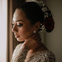 Banyak orang memuji jika makeup Abel membuatnya terlihat manglingi atau bikin pangling di hari pernikahan. Tapi Abel sendiri mengaku jika ia tidak mementingkan hal tersebut karena ingin tampil seperti yang biasa dilihat oleh sang suami. Foto: Instagram @abellyc, @thepotomoto