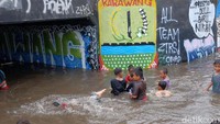 Hujan deras dan drainase yang buruk membuat Underpass Gonggo, Karawang tergenang air.
