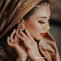 Untuk acara Malam Bainai, makeup Abel menyesuaikan busana khas Minang yang dikenakannya. Ketika itu, Abel tampak mengenakan lipstik merah dan riasan mata bernuansa emas. Foto: Instagram @abellyc, @thepotomoto