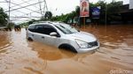 Mobil Mogok Akibat Terobos Banjir di Kolong Tol JORR Kalimalang