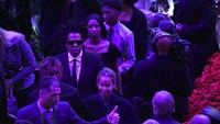 Tak lama setelahnya tampak Jay-Z yang juga hadir. Getty Images/Kevork Djansezian