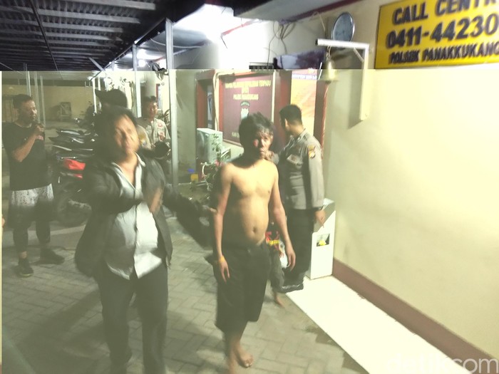 Baharuddin (45) , pria pengendara mobil diamuk massa usai menabrak puluhan pengendara motor di Makassar, Sulawesi Selatan (Sulsel).