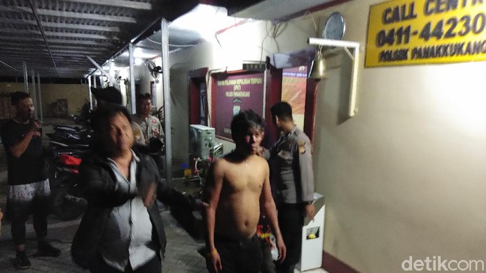 Baharuddin (45) , pria pengendara mobil diamuk massa usai menabrak puluhan pengendara motor di Makassar, Sulawesi Selatan (Sulsel).