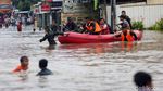 TNI Susuri Banjir untuk Evakuasi Warga Jatibening Permai Bekasi