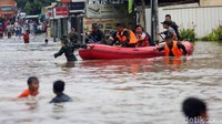 Tinggi banjir di perumahan tersebut bervariasi. Salah titik ketinggian banjir mencapai pinggang orang dewasa.