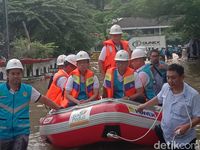 Naik Perahu, Bos PLN Tinjau Kelistrikan di Daerah Banjir