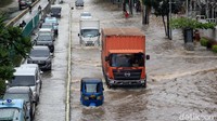 Sejumlah kendaraan besar seperti truk bebas menerobos banjir.