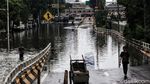 Damkar Sedot Banjir di Grogol