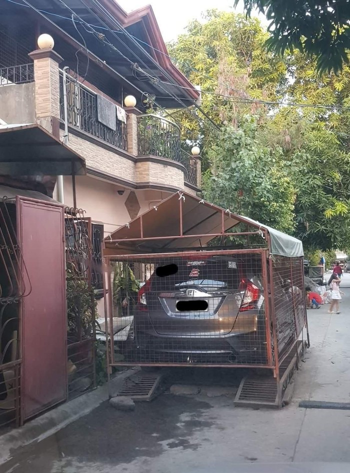 Mobil parkir sembarangan