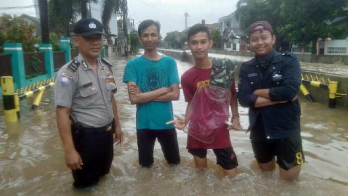 Banjir di Pondok Aren (Dok. Polsek Pondok Aren)