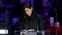 Dalam acara tersebut, istri Kobe Bryant yakni Vanessa Bryant tampak tak kuasa menahan tangis kala berpidato. Kevork Djansezian/Getty Images