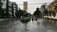 Berdasarkan pantauan detikcom, Selasa (25/2/2020), air merendam jalanan setinggi 40 cm hingga titik terdalam 80 cm.