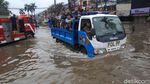 Alat Berat hingga Truk Satpol PP Bantu Warga Terjang Banjir
