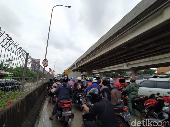 Parkir Pinggir Jalan Mobil Dikandangi sampai Nasib Trek Formula E