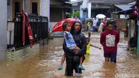 Ketinggian banjir yang merendam permukiman warga itu bervariasi.