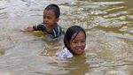 Keceriaan Anak-anak Cipinang Kala Main di Tengah Banjir