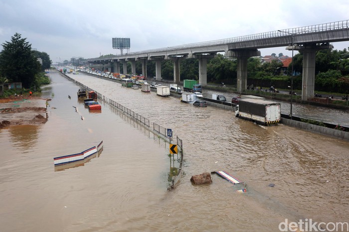 Antrean Kendaraan Mengular Imbas Banjir di Tol Jatibening Tol Jakarta Cikampek KM 9 Jatibening, Kota Bekasi, Jawa Barat, ikut terendam banjir. Akibatnya antrean kendaraan mengular panjang akibat terputusnya jalan.