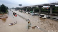 Begini penampakan banjir yang merendam Tol Jakarta Cikampek KM 9 Jatibening, Bekasi, Selasa (25/2/2020).