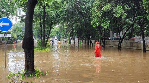 Kali Krukut Meluap, Jalan Widya Chandra Jaksel Banjir 50-60 Cm