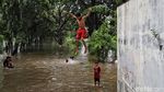 Melihat Keseruan Anak-anak Bermain Banjir